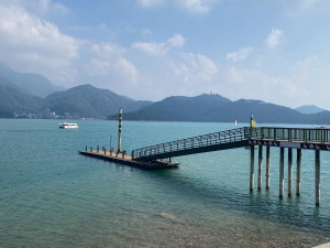 日管處指出，枯水期間碼頭區水位落差較大，引橋較為陡峭，請登船遊客務必遵循現場保全人員指引，行走時緊握扶手、切勿奔跑。（日管處提供）