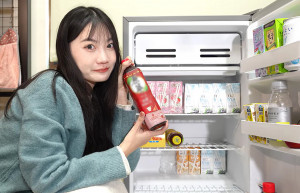 暨大宿舍寢室內配備專屬小冰箱，學生可隨心存放飲品與食物，大幅提升居住便利與私密度。（暨大提供）