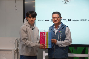 桃園市政府青年事務局李訓智主任秘書(右)贈與羅伊創始人禮品。