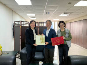 榮家主任白恩惠(左)拜訪新竹衛生局局長陳厚全。