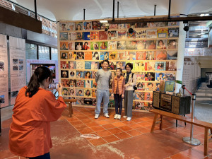 黑膠唱片打造的展示牆成為熱門亮點，吸引民眾拍照留念