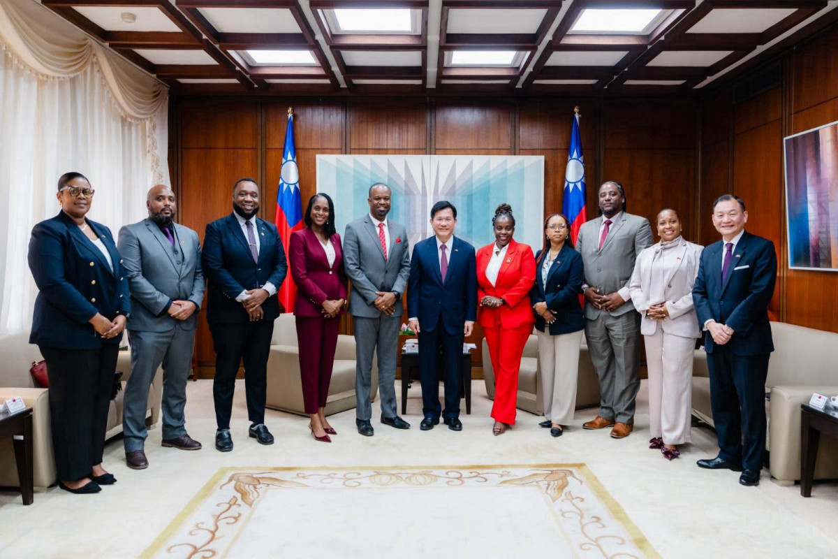 外交部長林佳龍（中）與聖克里斯多福及尼維斯聯邦工程部長梅納伉儷（左五及左四）、永續發展暨環境部長柯拉克（右五）及訪團成員合影。（圖／外交部提供）