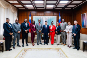 外交部長林佳龍（中）與聖克里斯多福及尼維斯聯邦工程部長梅納伉儷（左五及左四）、永續發展暨環境部長柯拉克（右五）及訪團成員合影。（圖／外交部提供）