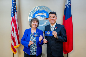 金志聿副秘書長拜會科納斯維爾市長Dawn Morgan。