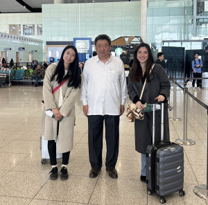 駐沙烏地阿拉伯代表處代表張治平（中）與旅居巴林赴利雅德搭乘日本包機離境之國人合影。（圖／外交部提供）