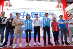 台南、高雄市長候選人謝龍介、柯志恩站台推薦江啟臣競選台中市長。