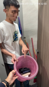 警方在校園廁所取出贓物。林重鎣攝