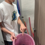 警方在校園廁所取出贓物。林重鎣攝