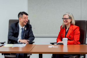 金副秘書長與羅里市長Janet Cowell會談，雙方就智慧城市、可負擔住宅與城市治理等議題交換意見。