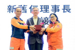 王副市長見證新舊理事長印信交接。