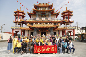 嘉義縣長翁章梁前往水上奉天宮濟公廟拜致贈匾額題字「濟世弘慈」／嘉義縣府提供