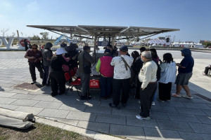 遊客排隊充電。