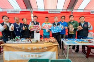 王副市長、出席貴賓與攤商合影。