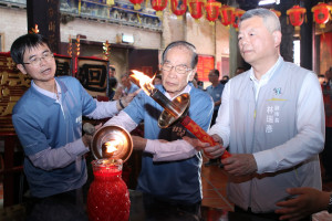 115年嘉義市運動會今（17）日在嘉邑城隍廟舉行聖火引燃典禮暨傳遞活動，由副市長林瑞彥於嘉邑城隍爺座前引燃聖火／嘉市府提供