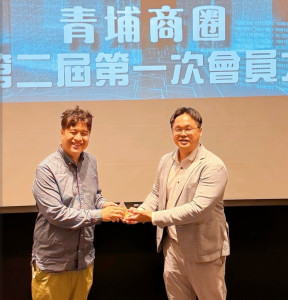 新任理事長林丞斌（右）與前理事長黃子秦合影。