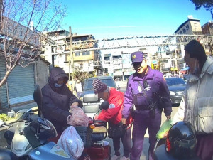 八旬嫗採買遇車故障，員警「連人帶果」暖心護送。