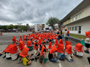 竹蓮國小地震避難防災演練。