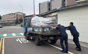 小貨車突故障拋錨，警方暖心協助排除險情。