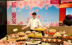 星饗道國際自助餐此次以「桜の饗宴：粉色食驗室」為主題，巧妙運用日本鹽漬櫻花融入各項料理。圖/業者提供