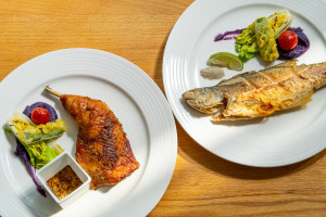 春分好時節限定主菜「春分清香桂花釀薩索雞腿排」和「香煎午仔魚」。