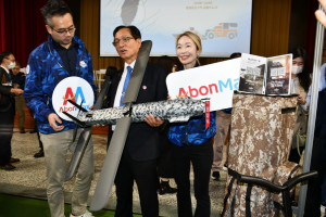 林世賢市長展示軍用攻擊型無人機。圖／彰化市公所提供