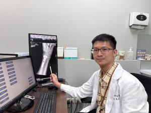 醫師說明。林重鎣