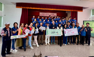 愛妮雅化妝品集團總裁陳威中捐贈名間鄉公所百萬助弱勢。（名間公所提供）