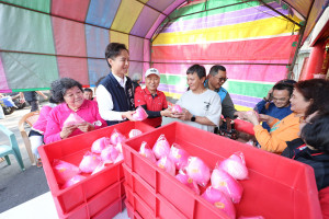 和平里福德祠慶頭牙　1800顆壽桃結緣數量歷年之最