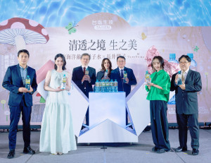 臺鹽公司董事長丁彥哲（右3）、臺鹽公司總經理李杰翰（左3）、天工生技總經理劉丹筠（左4）、MOMO電商事業資深副總經理洪偉釗（左1）、日本藝術家長井朋子（右2）、日本小山登美夫畫廊負責人小山登美夫（右1）、藝人曾愷玹（左2），共同宣布台塩海洋鹼性離子水限量藝術瓶上市。