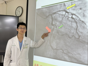 衛生福利部臺中醫院心臟內科黃聖瑋醫師以紅色、綠色、黃色三個指標，顯示患者到院時三條血管嚴重阻塞的位置。圖/台中醫院提供