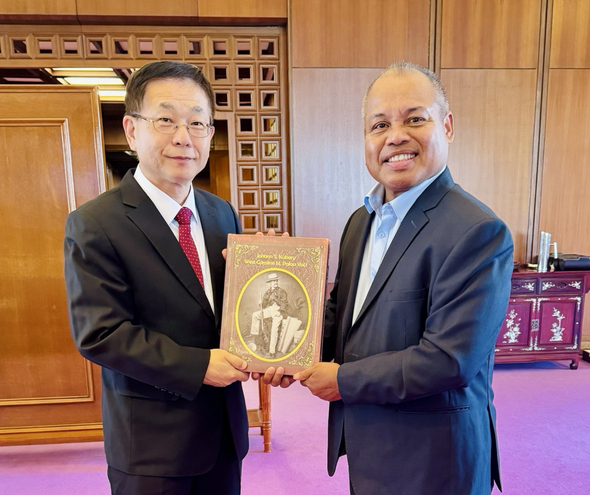 外交部葛常務次長葆萱（左）歡迎帛琉共和國副總統兼衛生部長歐宜樓（Raynold Oilouch，右）。（圖／外交部提供）