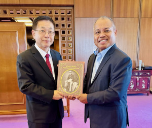 外交部葛常務次長葆萱（左）歡迎帛琉共和國副總統兼衛生部長歐宜樓（Raynold Oilouch，右）。（圖／外交部提供）