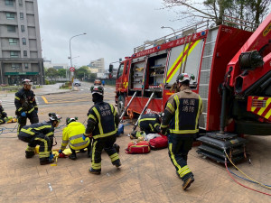 桃園消防特搜展現重型救援實力，跨單位模擬大貨車受困救援演練。