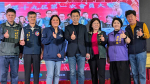 中市金門同鄉會舉行第19屆理事長交接典禮，吳玉珮（右三）正式接任理事長，現場冠蓋雲集。