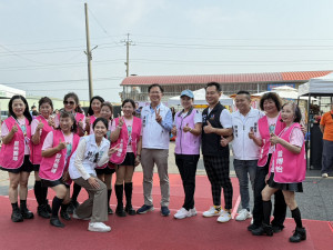 嘉義市劉厝里里長參選人曾博怡今在劉厝三號公園旁舉辦「地瓜傳愛，公益市集」／林詩涵攝影