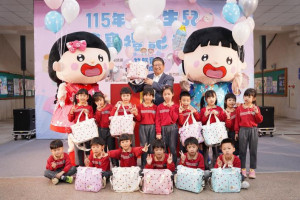 竹縣送新生寶寶禮袋，鼓勵青年生育「增產報國」。