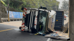 貨櫃車猛撞涵洞當場翻覆。