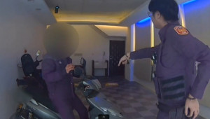 警方抵達時撞見滿臉血跡的李姓男子準備騎乘機車離開，員警隨即上前將其強勢攔下制伏。