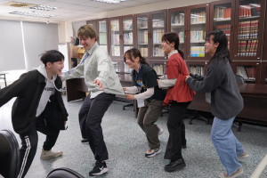 交流活動中，日本學生加入「老鷹抓小雞」遊戲，歡笑聲不斷。