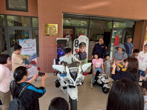 小朋友騎警車。林重鎣