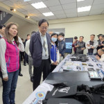 張市長視察「偵破幫派軍火庫案專案」所展示的查緝成果。