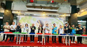 2026南投梅子節在南投縣政府舉辦啟動記者會，邀與會貴賓一起體驗手作脆梅。(圖/記者賴淑禎攝)