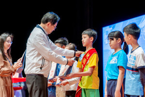 張市長頒獎予模範兒童。