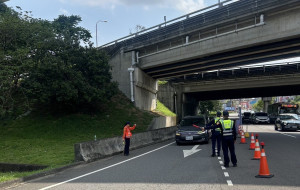 楊梅分局因應清明連假掃墓車潮，於掃墓熱區周邊道路部署警力，加強交通疏導。