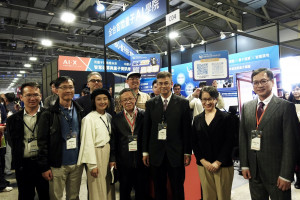 副總統蕭美琴（右二）蒞臨中原大學智慧運算與量子資訊學院展區，與中原大學師長合影。（右三起邱謙松、張慶瑞、胡筱薇）