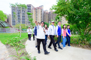 張市長實地視察公園環境。
