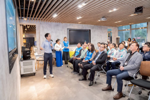 「新竹青創基地新春交流迎新茶會」現場，計畫主持人張哲維簡報年度創業成果。