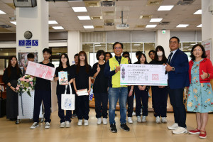 林世賢市長出席彰藝中美術班畢業展開幕並致贈12萬元軟硬體年度補助費給該校。圖／彰化市公所提供