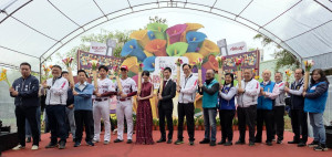 桃園市長張善政前往大園區，出席「2026桃園彩色海芋季開幕式」與貴賓合影。