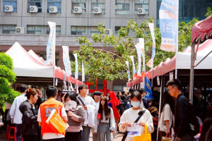 朝陽科技大學辦「2026校園徵才博覽會暨企業說明會—勇往『職』前、夢想起飛」，百家企業徵才提供上萬職缺。(圖/朝陽科技大學)